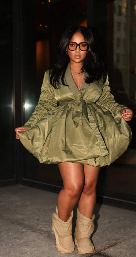 CONTRASTING PLEATED BABYDOLL PADDED JACKET